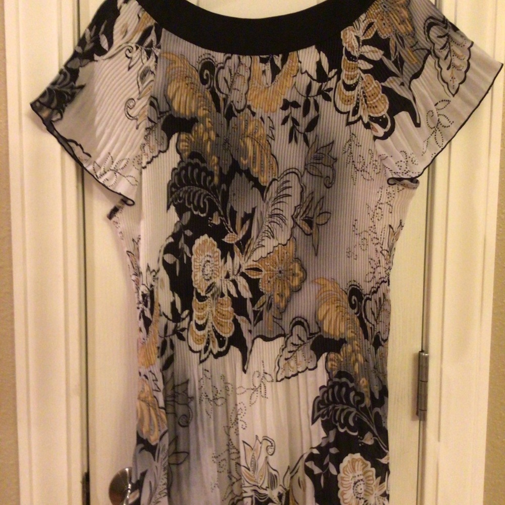 Size XL Black/Gold Design Top with sparkly Collar - Picture 4 of 4